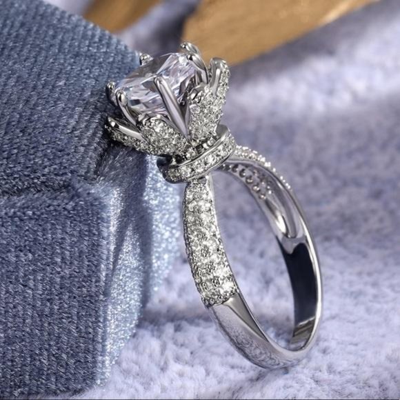 LUXURY FLOWERED 925 STERLING SILVER DIAMOND RING, CUTE RING, SHINY RING. - Picture 4 of 5